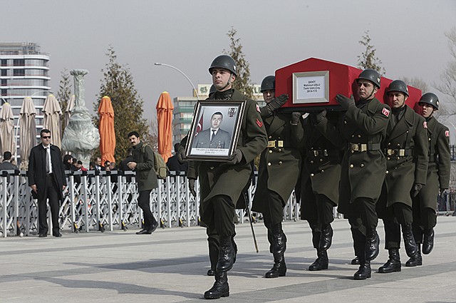 Military honor guards carry the coffin of Mahmut Uslu, one of five Turkish soldiers killed in an attack by IS militants around the Syrian town al Bab on Tuesday, during a ceremony Thursday in Ankara, Turkey.