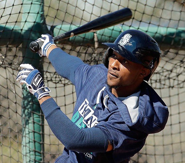 Jarrod Dyson of the Mariners bats during spring training Tuesday in Peoria, Ariz.