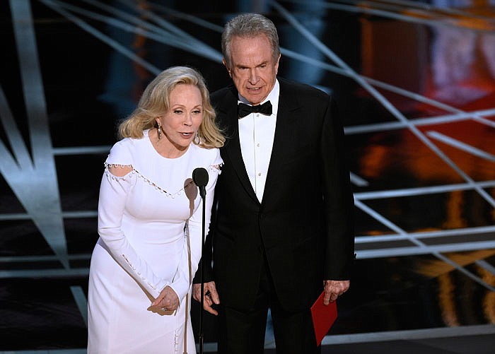 Faye Dunaway and Warren Beatty speak just before announcing the wrong film as winner of best picture.