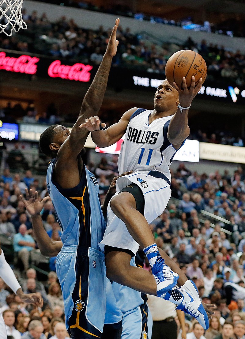 Curry leads Mavs past Memphis Texarkana Gazette