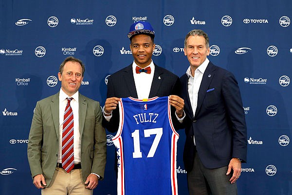 76ers' draft pick Markelle Fultz poses with team president Bryan Colangelo (right) and managing owner Josh Harris after a news conference at the team's training complex Friday in Camden, N.J.