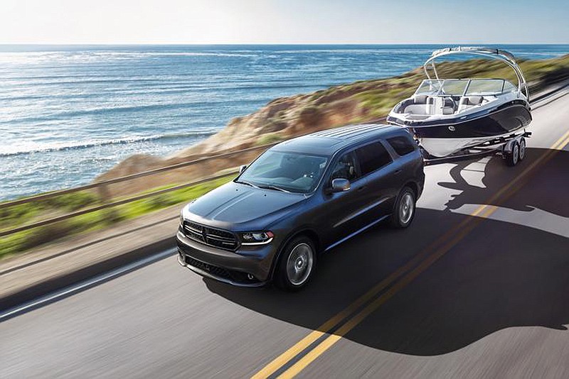 New exterior performance features on the 2018 Durango R/T and SRT include widebody exterior design and functional SRT hood with center air inlet duct flanked by heat extractors, as well as a new front fascia and lower valence to house a new cold-air duct and LED fog lamps.
