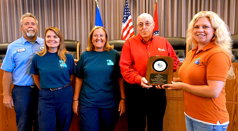 <p>Helen Wilbers/FULTON SUN</p><p>Fulton Stream Team members, from left, Scott Carlson, Courtney Coffelt and Doreen Houck — along with Mayor LeRoy Benton — received an ambassador award from Missouri Stream Team for their work. Amy Meier, the Missouri Department of Conservation coordinator for the Missouri River Unit, presented the award.</p>
