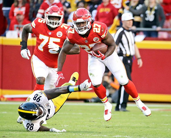Chiefs running back Kareem Hunt runs past a tackle attempt by Steelers linebacker Vince Williams during the second half of Sunday's game at Arrowhead Stadium in Kansas City.
