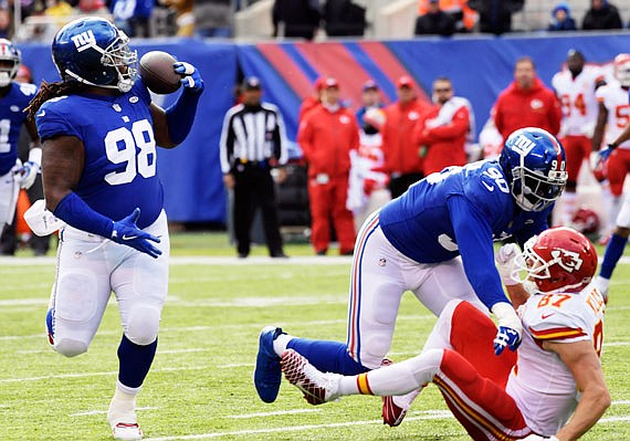 Giants defensive tackle Damon Harrison intercepts a pass intended for Chiefs tight end Travis Kelce during the first half of Sunday's game in East Rutherford, N.J. 