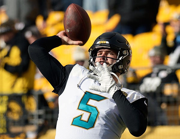 Jaguars quarterback Blake Bortles warms up before Sunday's AFC divisional playoff game against the Steelers in Pittsburgh.