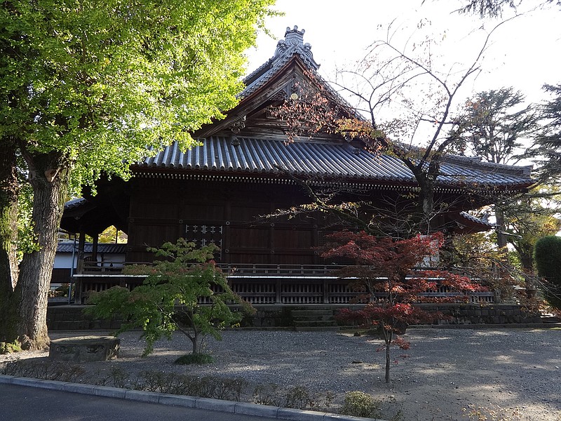 This Nov. 17, 2017 photo shows Kaneiji Temple, Ueno, Tokyo, while photographed on a history tour with tour guide Mark Hobold. (Linda Lombardi via AP)