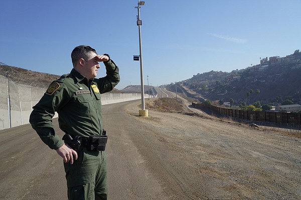 Smugglers use rocks, fog to thwart Border Patrol