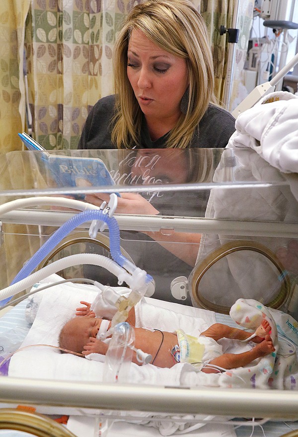 Mom Bonds With Premature Son In Hospital Through Reading Texarkana