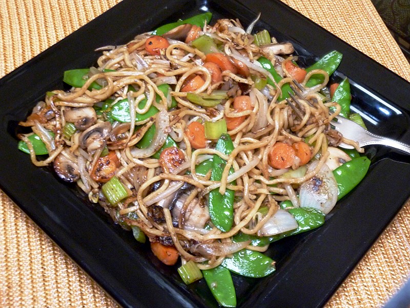 You can stir up a colorful noodle-veggie meal in a flash with this colorful, Lo Mein dish. (Linda Gassenheimer/TNS)