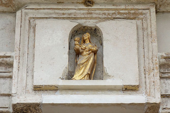 A 9- to 10-inch statue of St. Mary holding baby Jesus lives in an alcove over the door of the Church of St. Mary the Virgin, Aldermanbury. The story of the statue has mostly been a mystery.