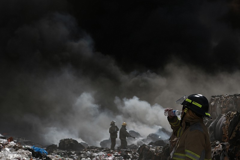 Fire sends thick smoke over Mexico's Juarez and into U.S. | Texarkana ...