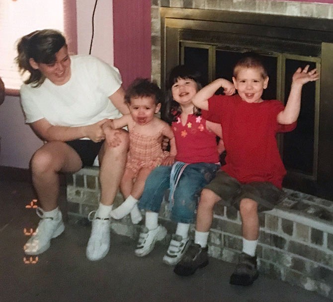 Courtney Unger, her mother and Unger's siblings pose for a photo.