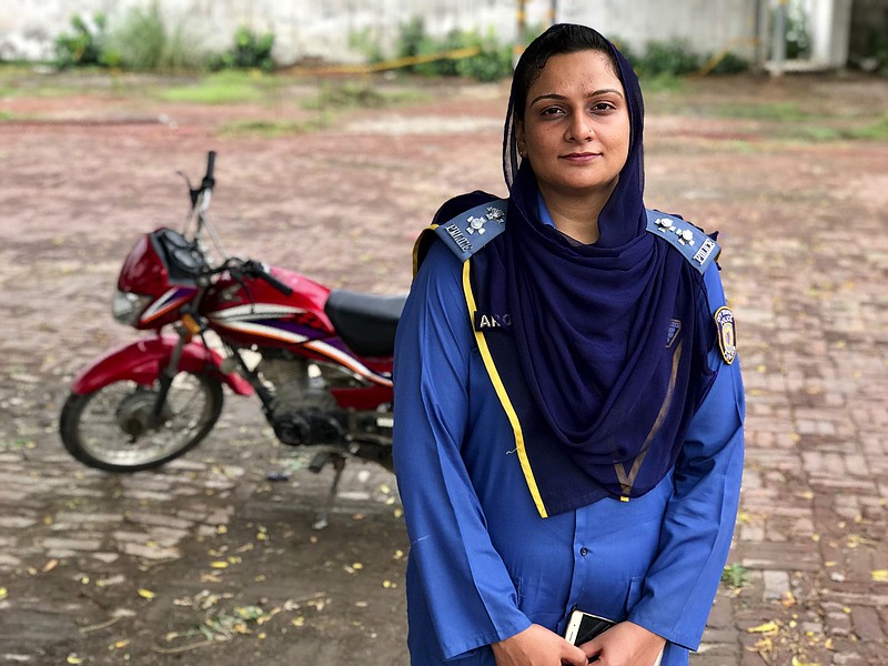 Aroosa Hussain, one of the few female traffic cops in Lahore, Pakistan, is teaching women to ride motorbikes.  (Shashank Bengali/Los Angeles Times/TNS) 