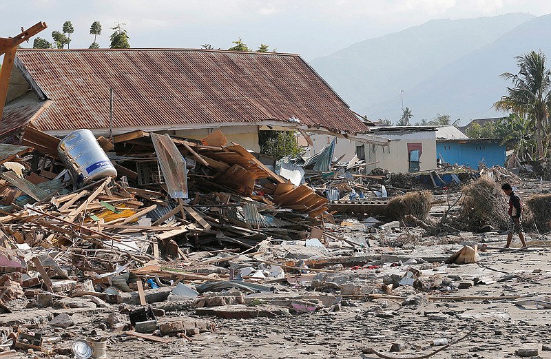 Desperate quake survivors try to flee hard-hit Indonesian city