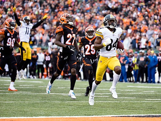 Steelers wide receiver Antonio Brown heads to the end zone for a touchdown in the final seconds of Sunday's game against the Bengals in Cincinnati.