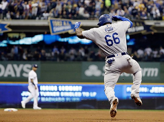 Young Dodgers fan does 50 push-ups for Yasiel Puig's bat