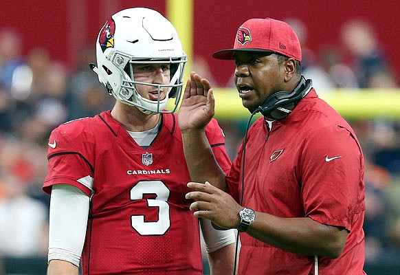 Cardinals qurterback Josh Rosen talks with quarterbacks coach Byron Leftwich during a game this season against the Bears in Glendale, Ariz. Leftwich is now Arizona's offensive coordinator.