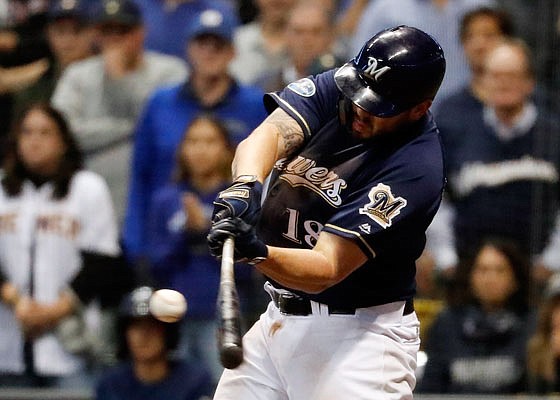 Mike Moustakas has agreed to a contract to return to the Brewers.