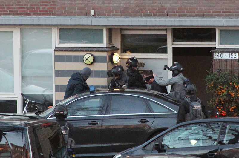 37-year-old Gokmen Tanis is led away by police in Utrecht, Netherlands, Monday March 18, 2019, after a shooting incident on a tram. A gunman killed three people and wounded five during a mid-morning tram ride Monday in the Dutch city of Utrecht. Authorities seized a Turkish-born suspect after a manhunt that convulsed the historic city of nearly 350,000 people for most of the day. (Foto de Volkskrant via AP)  NETHERLANDS OUT NOT FOR USE IN THE NETHERLANDS