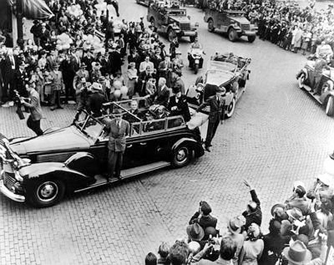 View of the parade with President Harry S. Truman and Winston Churchill in a limousine in Fulton. Churchill was in town to give a speech  March 5, 1946 at Westminster College.