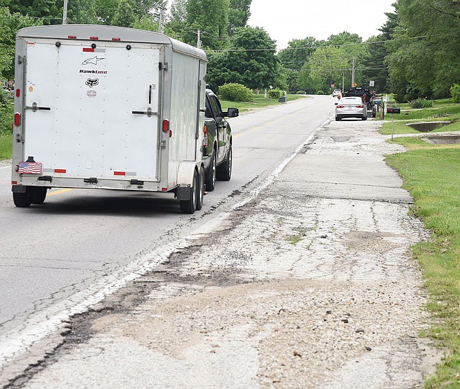 Jefferson City staff plans to mill and overlay Country Club Drive between Missouri 179 to the splitter island near the Capital Mall. That resurfacing will include paving the shoulder on the street's north side and adding a striped pedestrian walkway. 