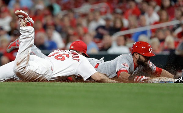 Castillo helps Reds shut down Cardinals