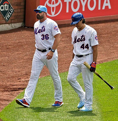 Mets manager Mickey Callaway (left) walks with pitcher Jason Vargas during a game against the Cardinals earlier this month in New York.