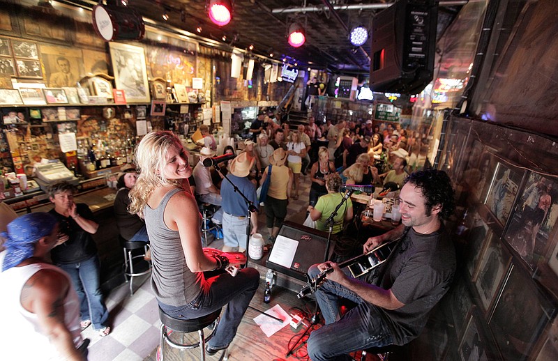 This June 9, 2010 photo shows Nichole Rapisardi and West Butler performing at Tootsies Orchid Lounge in Nashville, Tenn. Tourism comes alive in the Music City come summer, and many of the city's Nashville-based stars enjoying playing tourist, too. (AP Photo/M. Spencer Green, File)