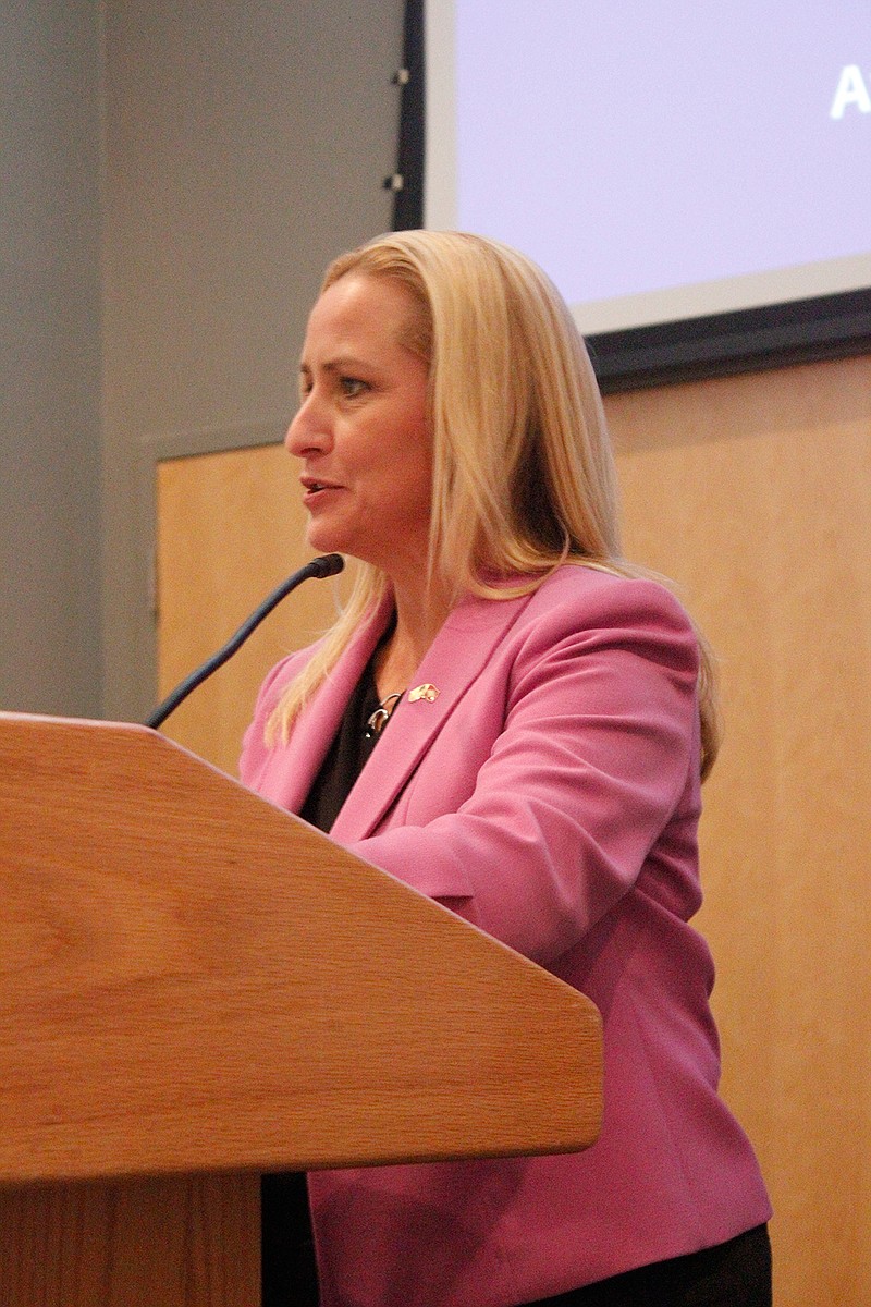 Arkansas Attorney General Leslie Rutledge speaks to a crowd at the University of Arkansas Community College at Hope about what her office does.