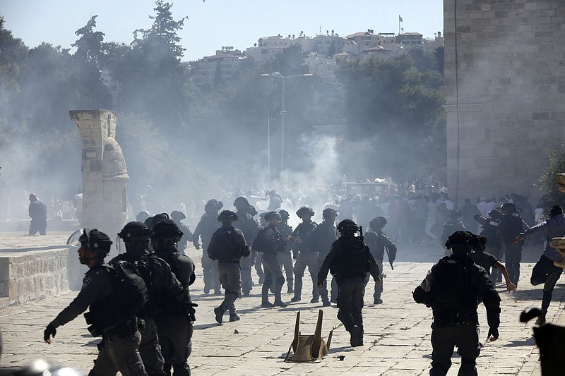 Israeli police clashes with Palestinian worshippers at al-Aqsa mosque compound in Jerusalem, Sunday, Aug 11, 2019. Clashes have erupted between Muslim worshippers and Israeli police at a major Jerusalem holy site during prayers marking the Islamic holiday of Eid al-Adha. (AP Photo/Mahmoud Illean)