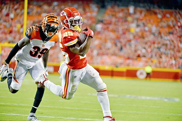 Darwin Thompson of the Chiefs runs for a touchdown ahead of Bengals defensive back Tony Lippett during a preseason game earlier ths month at Arrowhead Stadium.