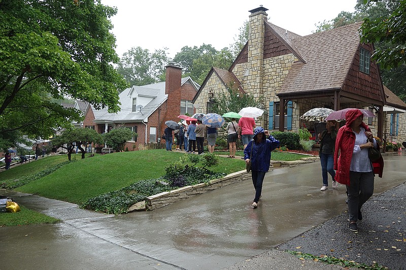 Hundreds of residents braved the rain Sunday to tour six Forest Hill Avenue homes during the Historic City of Jefferson's 14th annual Homes Tour.