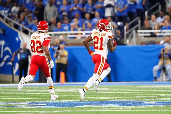 Chiefs score late, stay undefeated with Week 4 win over Lions