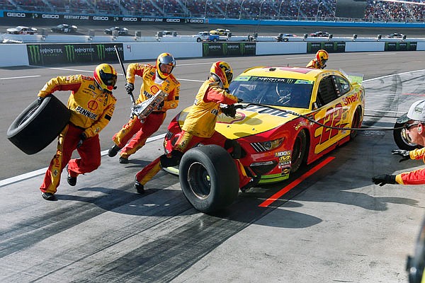 Joey Logano's crew works during a pit stop Sunday in Avondale, Ariz.