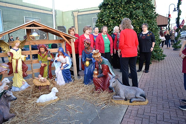 Texarkana's Four States Fusion Choir sings carols in front of Atlanta, Texas' tree and newly restored Nativity Scene.