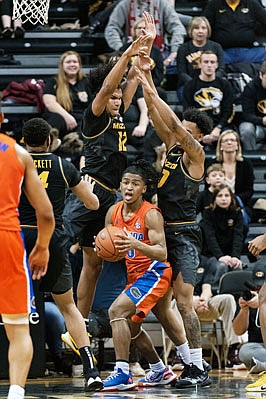 Florida's Ques Glover looks for help while Missouri teammates Torrence Watson (right) and Dru Smith defend during Saturday night's game at Mizzou Arena.