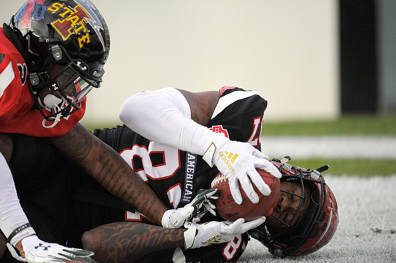 American Team wide receiver Omar Bayless, right, of Arkansas State, makes a touchdown catch as National Team cornerback Rojesterman Farris, of Hawaii, defends during the first half of the Collegiate Bowl college football game Saturday, Jan. 18, 2020, in Pasadena, Calif. (AP Photo/Mark J. Terrill)