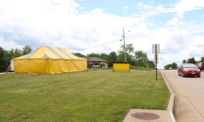 Cars drive past a firework tent stationed at the corner of 7 Hills Road and Wilmore Drive Monday
afternoon. Firework stands, located outside of city-limits, were able to open their doors to the public
Saturday.