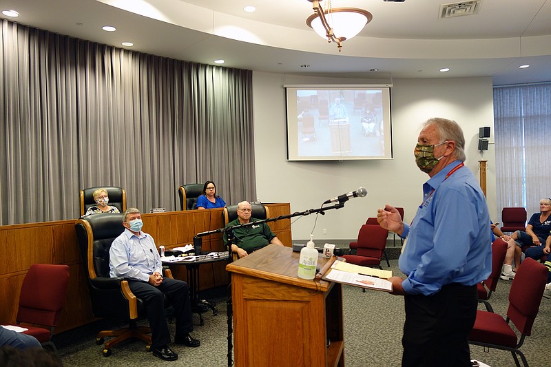 <p>Helen Wilbers/FULTON SUN Kent Wood, right, of the Callaway County Health Department, addresses the Fulton City Council during a public forum on whether the city should draft a mask ordinance. Wood said that while the health department encourages wearing masks, it doesn’t have the manpower to enforce an ordinance.</p>