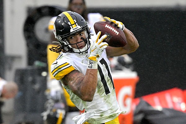 Steelers wide receiver Chase Claypool makes a reception during last Sunday's game against the Jaguars in Jacksonville, Fla.