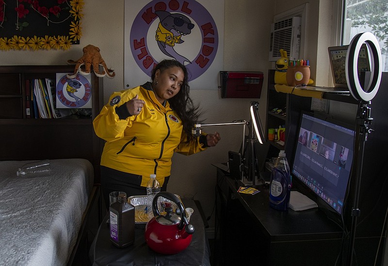 POMONA, CA - DECEMBER 10, 2020: Alejandrina Arizmendi-Ruiz teaches a step-by-step science experiment via Zoom to students in an after school class from her home on December 10, 2020 in Pomona, California. She works for a nonprofit called City Year.(Gina Ferazzi / Los Angeles Times/TNS)