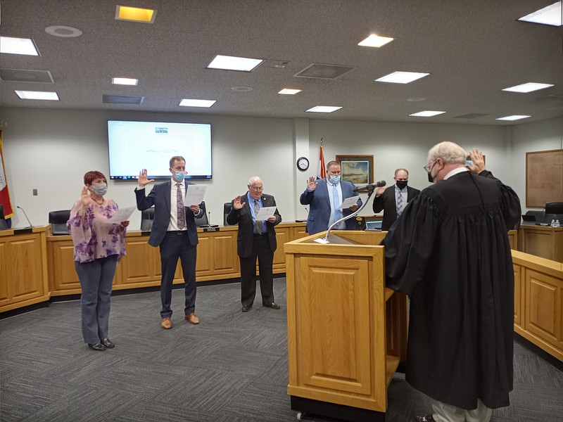 Michael ShineCircuit Judge Jon E. Beetem swears in the recently elected city council members: Laura Ward for Ward 2, David Kemna for Ward 1, Mark Schreiber for Ward 5, Derrick Spicer for Ward 4 and Scott Spencer for Ward 3.