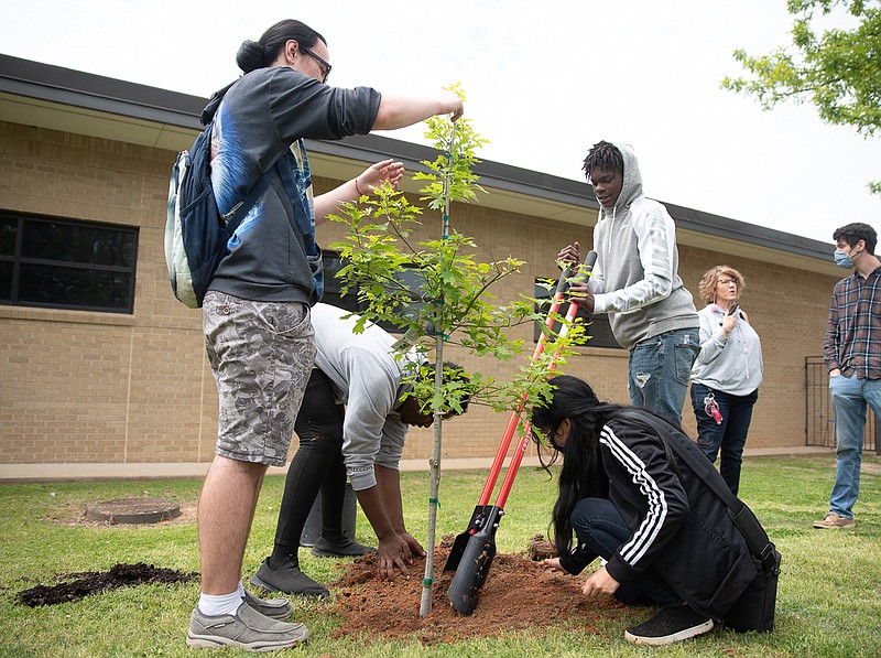 Hooks schools embrace Earth Day projects