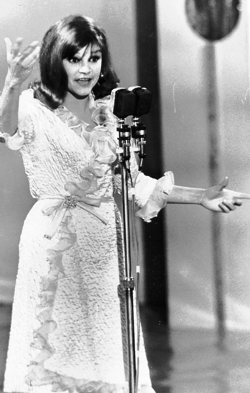 This 1965 file photo shows Italian singer Maria Ilva Biolcati, knows as Milva, performing in Milan, northern Italy.  Milva, one of Italy's most popular singers in the '60s and '70s, who had many fans abroad, has died at her home in Milan at the age of 81, Italy's culture minister announced Saturday, April 24, 2021. (Ap/stf, file)