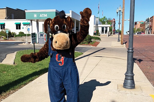 Fulton Street Fair mascot makes downtown visit | Fulton Sun