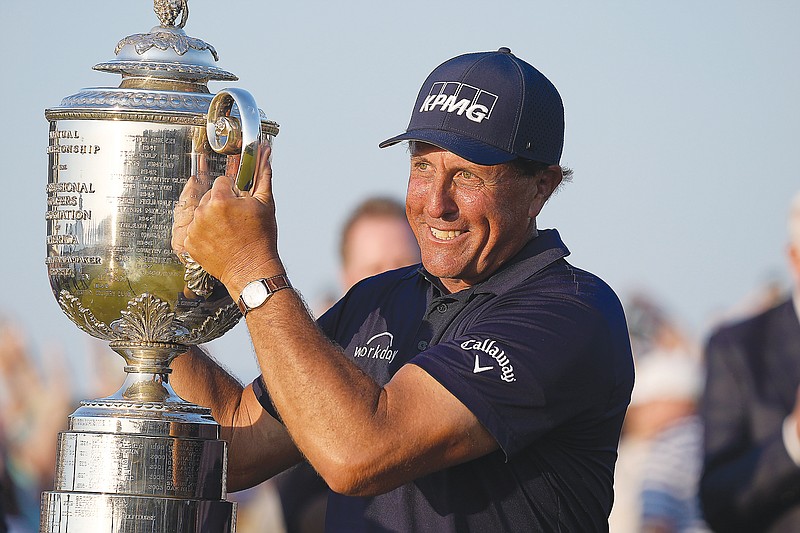 Mickelson wins PGA to oldest major champ