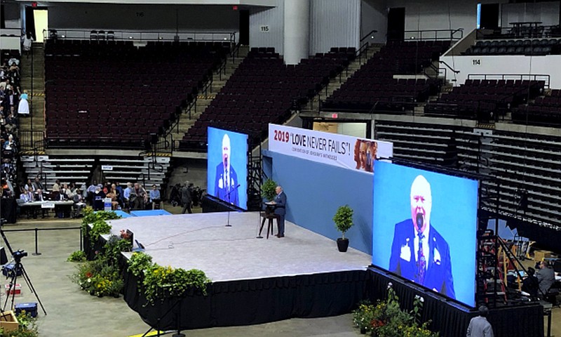 A speaker shares in the program during the "Love Never Fails" Regional Convention of Jehovah's Witnesses in summer 2019 at the CenturyLink Center in Bossier City, La. (Photo courtesy of Public Information Desk of Jehovah's Witnesses)
