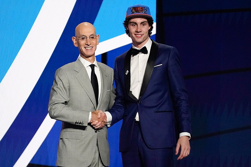  Josh Giddey, right, poses for a photo with NBA Commissioner Adam Silver after being selected sixth overall by the Oklahoma City Thunder during the NBA basketball draft, Thursday, July 29, 2021, in New York. (AP Photo/Corey Sipkin)