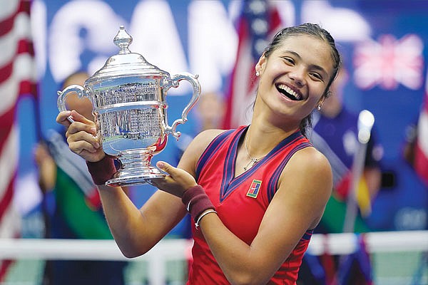 Emma Raducanu holds the U.S. Open championship trophy Saturday after defeating Leylah Fernandez in the women's singles final in New York.